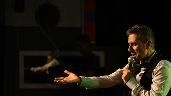 תמונת מופע: ב&period;זהב - מלך העולם - גיא ברכה